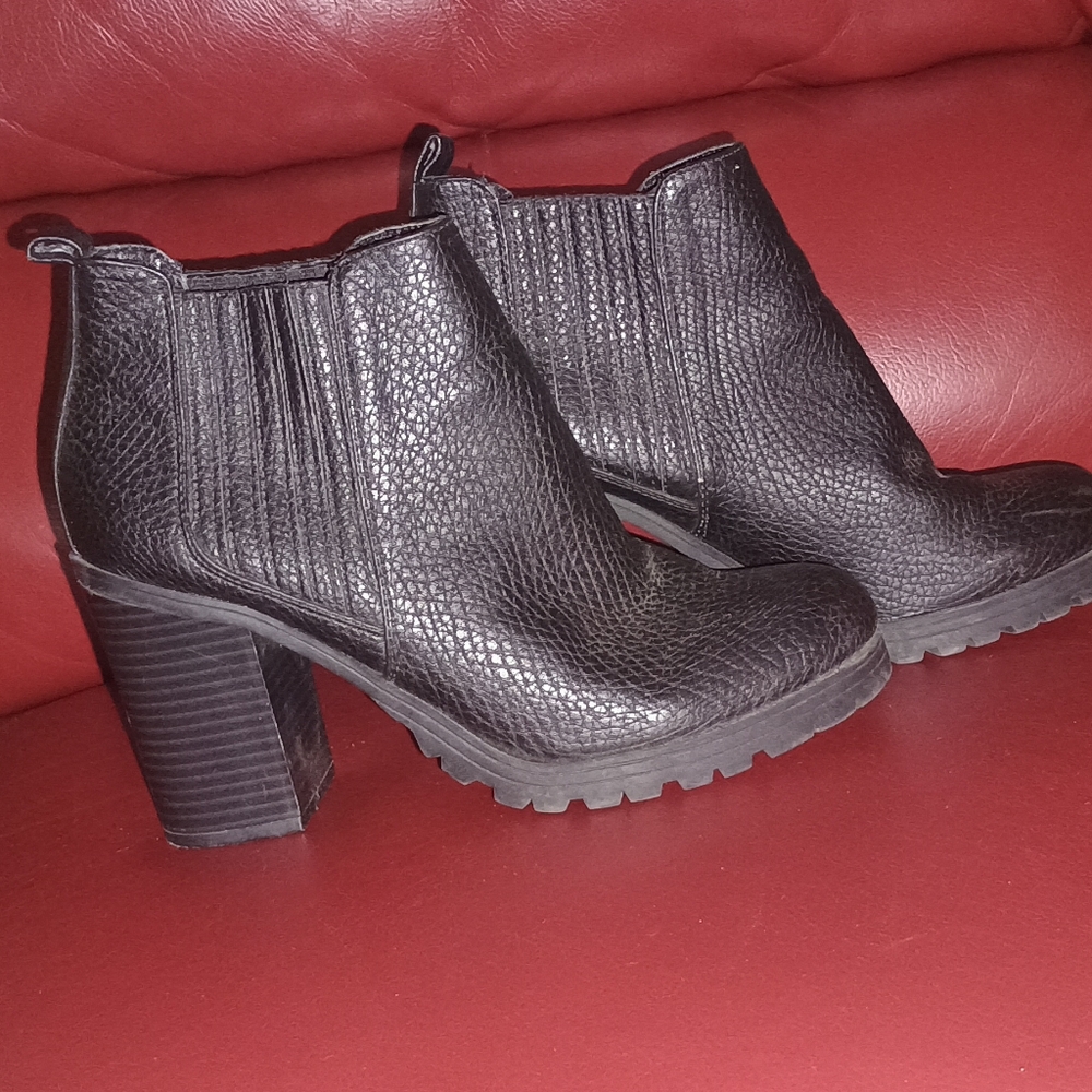 Sam & Libby Black Textured Ankle Boots